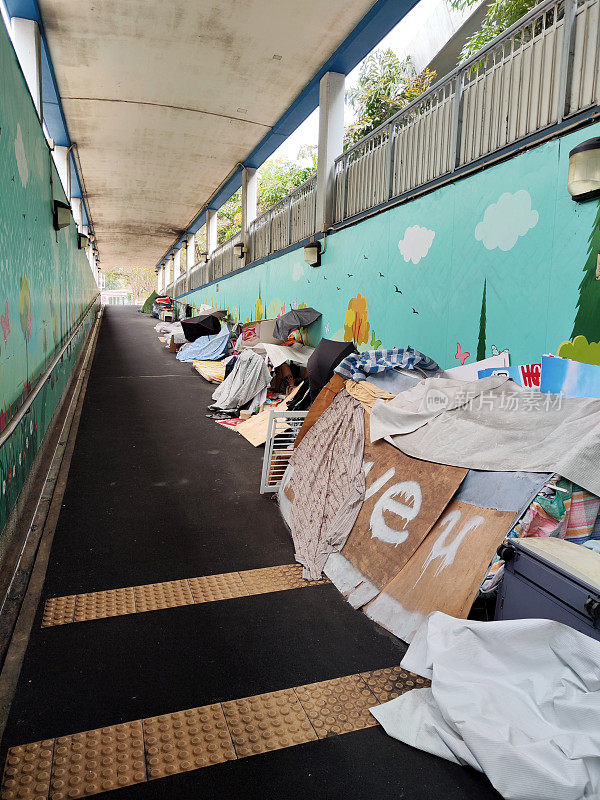 香港九龙半岛旺角区行人地下通道内的流浪汉收容所