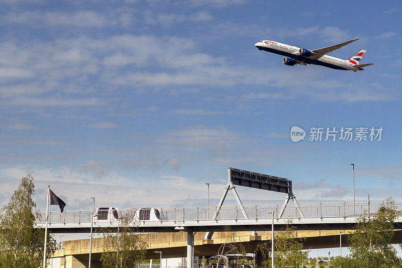 英国航空公司的一架飞机在伦敦希思罗机场5号航站楼的无人驾驶穿梭轨道系统上起飞