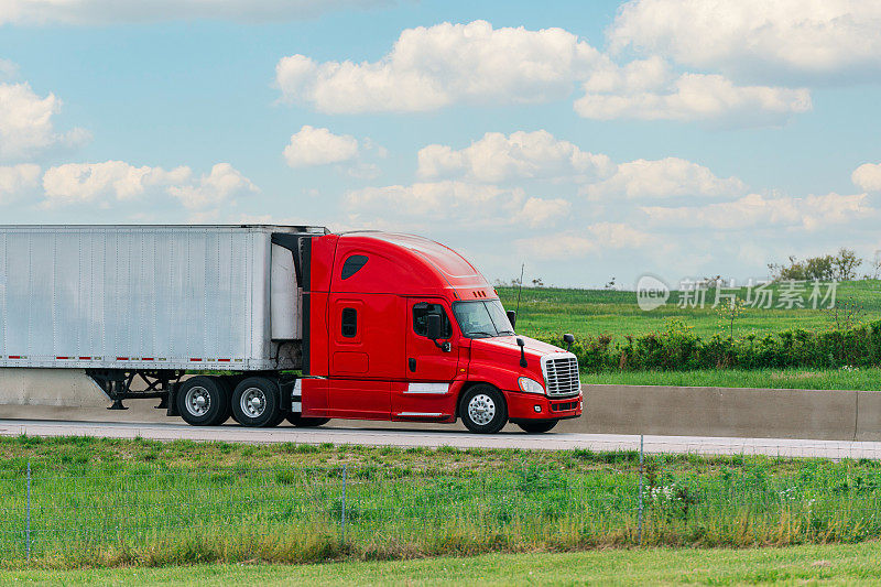 在一个阳光明媚的日子里，肯塔基州州际公路上的红色半卡车驾驶室