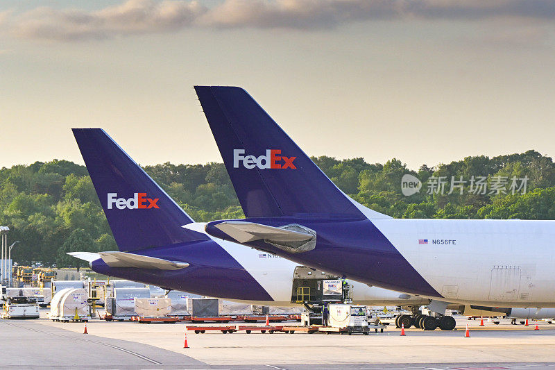 联邦快递波音767货机的尾翼在巴尔的摩华盛顿机场