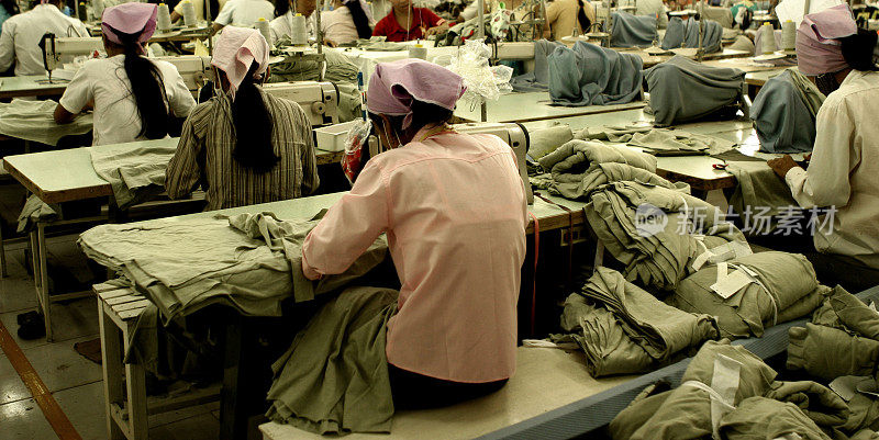 东南亚服装厂的工人