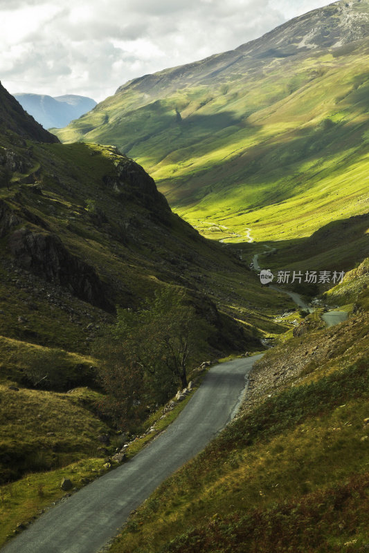 穿过山的路