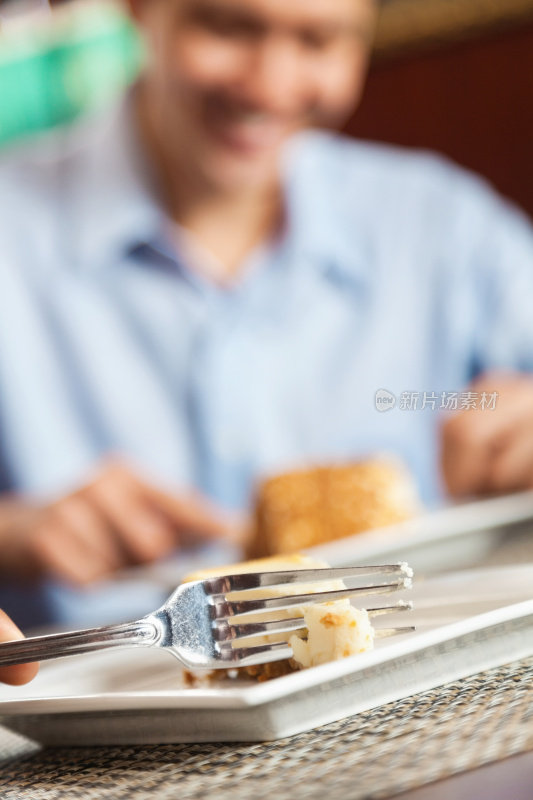 用餐者在吃甜点时，收起叉子