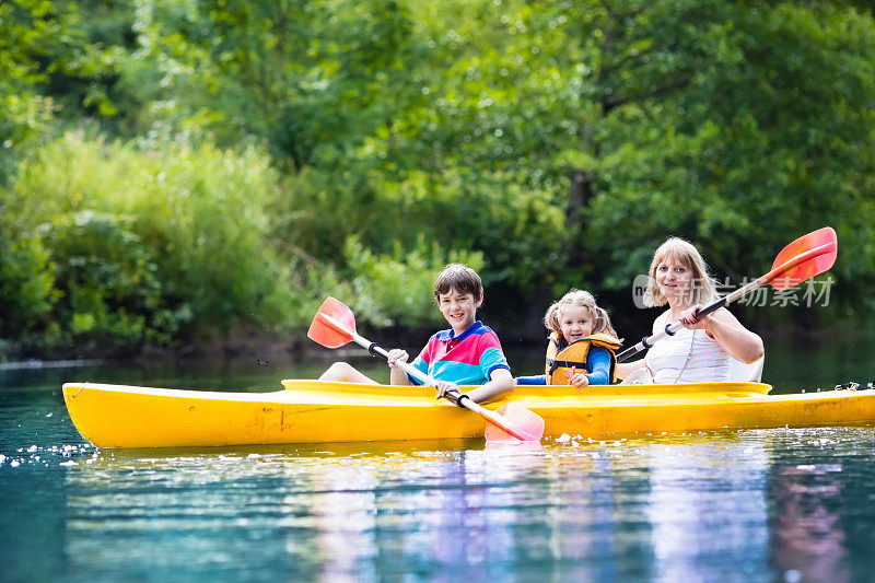 一家人在夏天的河里玩皮划艇