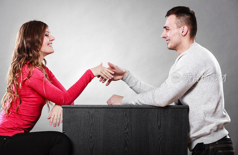 男人和女人第一次约会。握手问候。