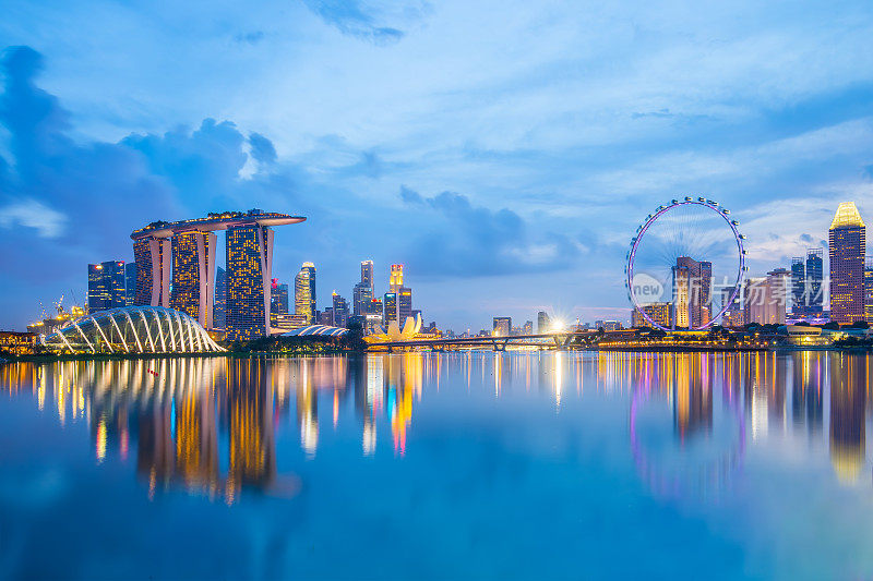 新加坡天际线和滨海湾的暮色