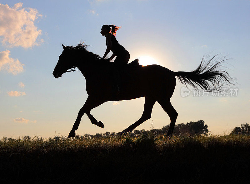 一个乡村女孩在日落时分骑马
