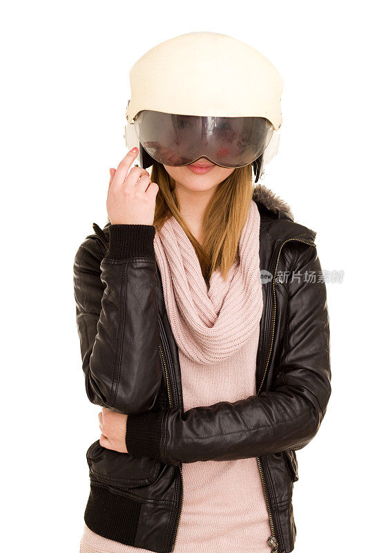 戴着白色摩托车头盔的女人