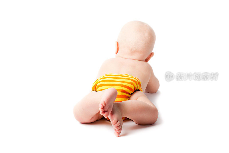 金发的婴儿躺在他的肚子和布尿布