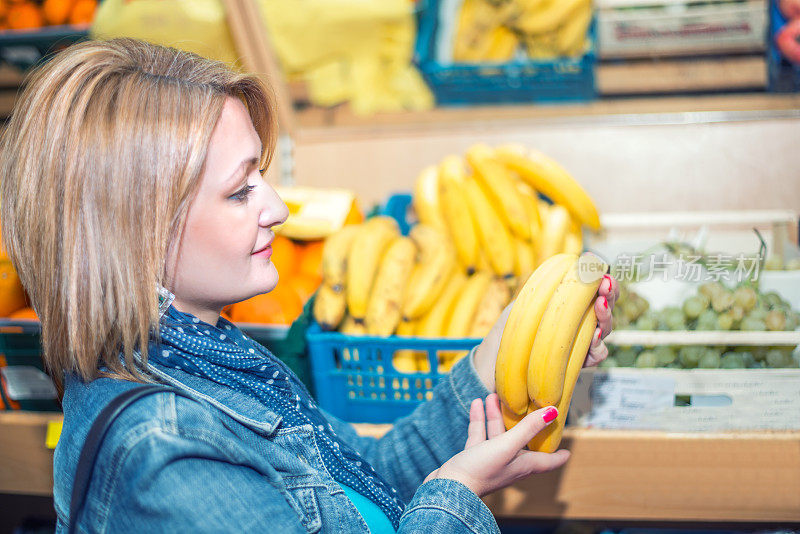女人买香蕉