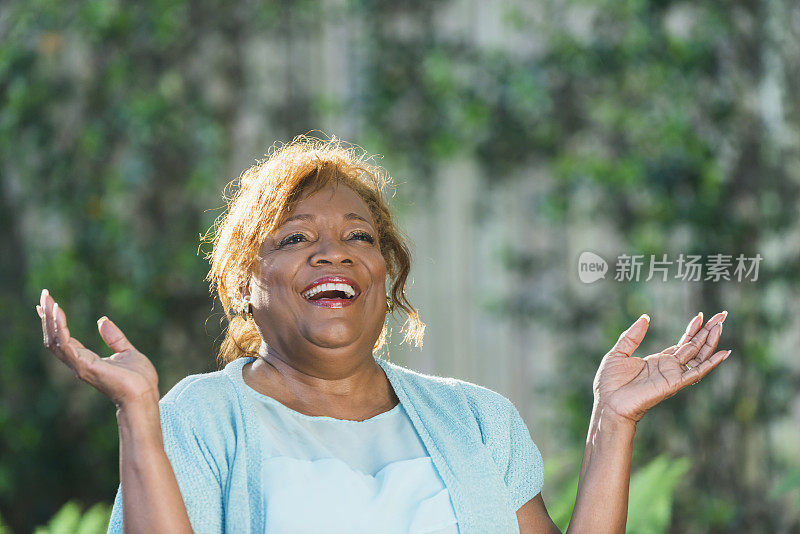 快乐的，感激的非裔美国妇女的肖像