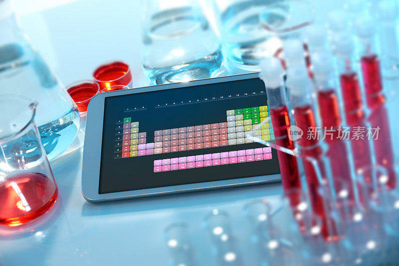 现代科学实验室，玻璃化学设备，显示元素周期表的平板