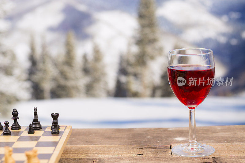 红酒，棋牌，冬天的背景。放松。