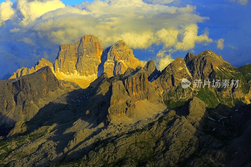 日落时分，意大利蒂罗尔的拉加祖伊和佩尔莫山上的白云石