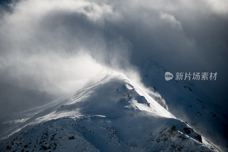 雪山在太阳日