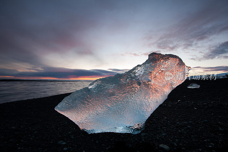 冰岛Jokulsarlon海滩上的冰山