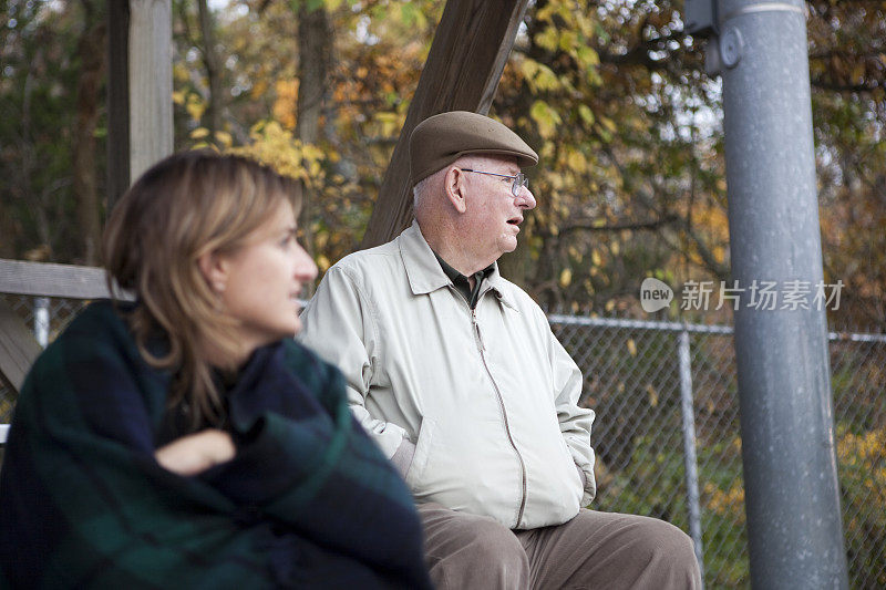 女儿和父亲在看棒球比赛