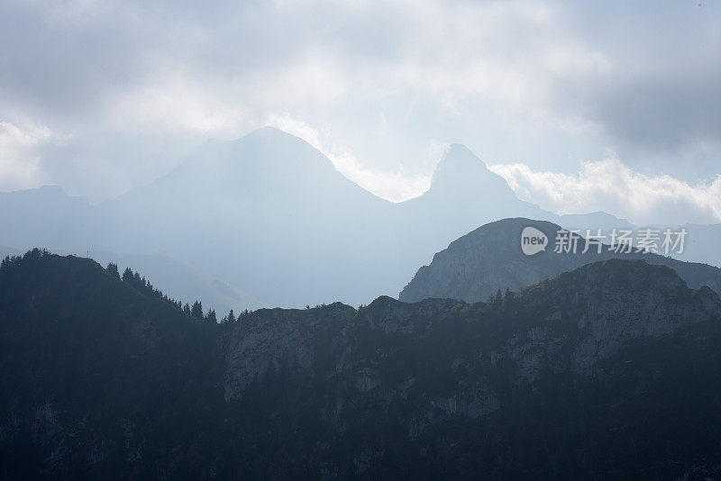 格鲁耶尔和阿尔卑斯山的风景