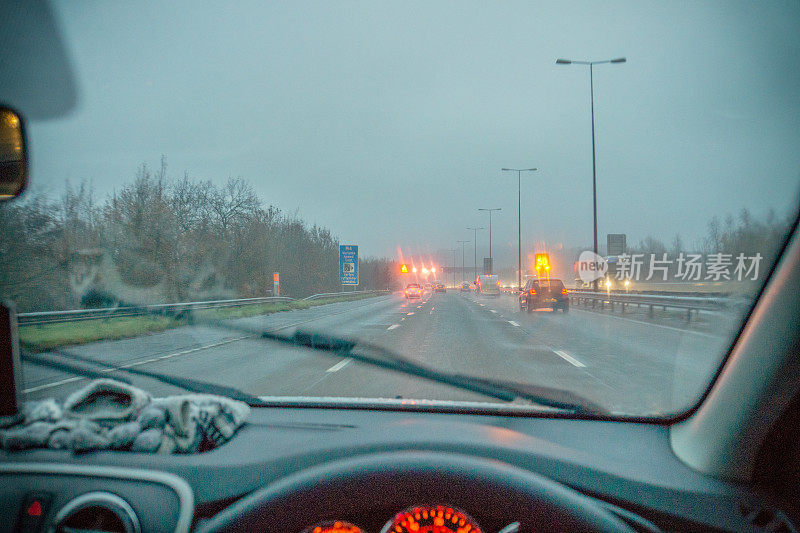 潮湿多雾的英国高速公路上快速行驶的车辆