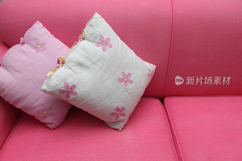粉红色抱枕沙发