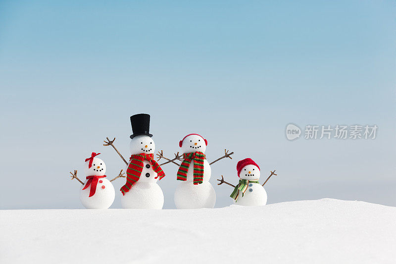 雪人家庭圣诞节与蓝天复制空间水平