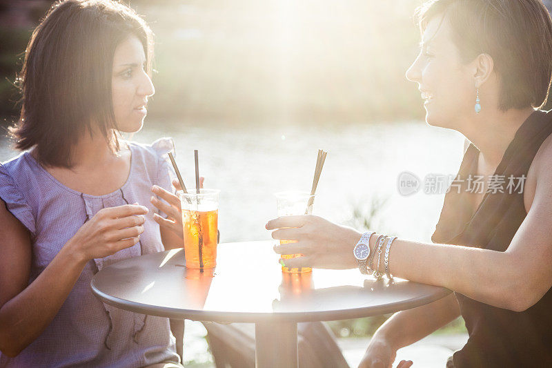 女人喝酒享受夏日快乐时光