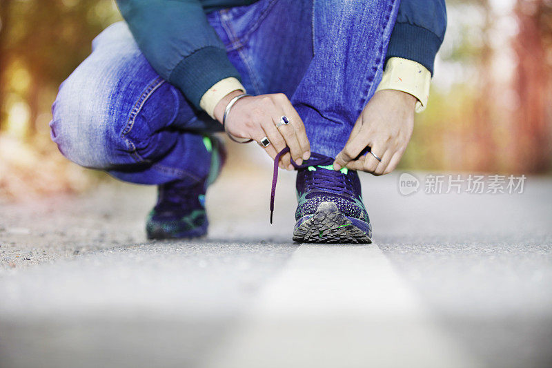 一个不认识的男人在系鞋带