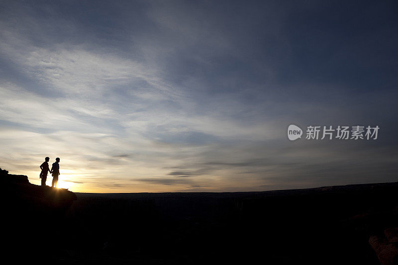 登山者在日落时分