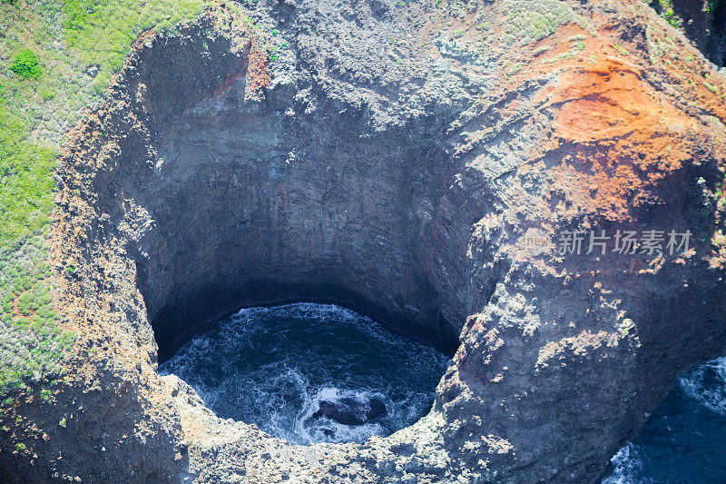 鸟瞰被火山岩包围的水池