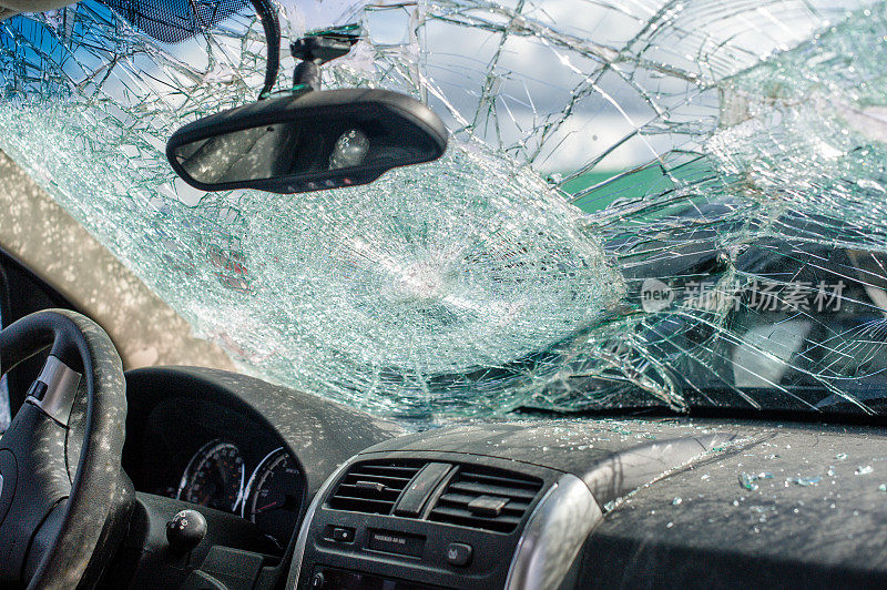 驾驶碰撞后果保险概念汽车事故