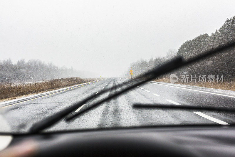 加拿大高速公路上的大雪