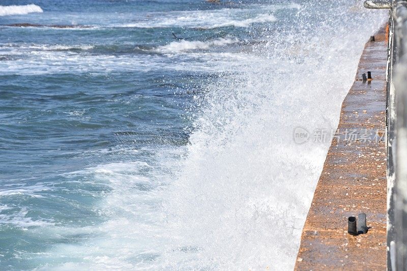 海浪冲击着海上的码头