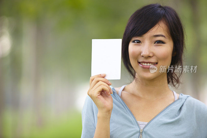 年轻漂亮的亚洲女人在户外慢跑