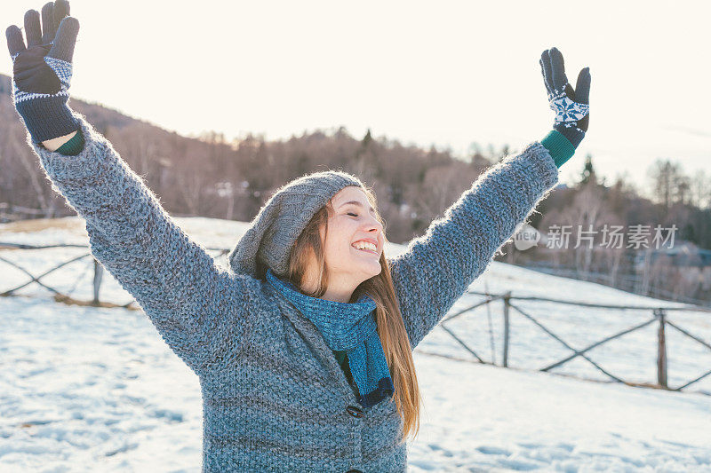 女孩们玩雪玩得很开心