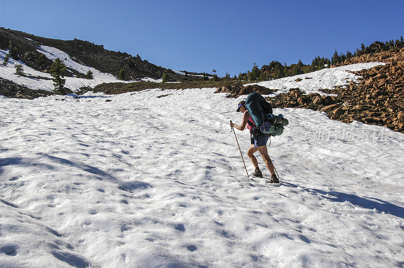 在雪地上徒步旅行