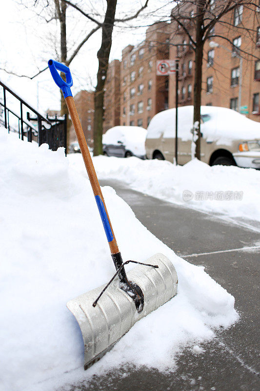 人行道上的雪铲