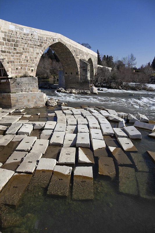 土耳其安塔利亚的一座古老的历史桥
