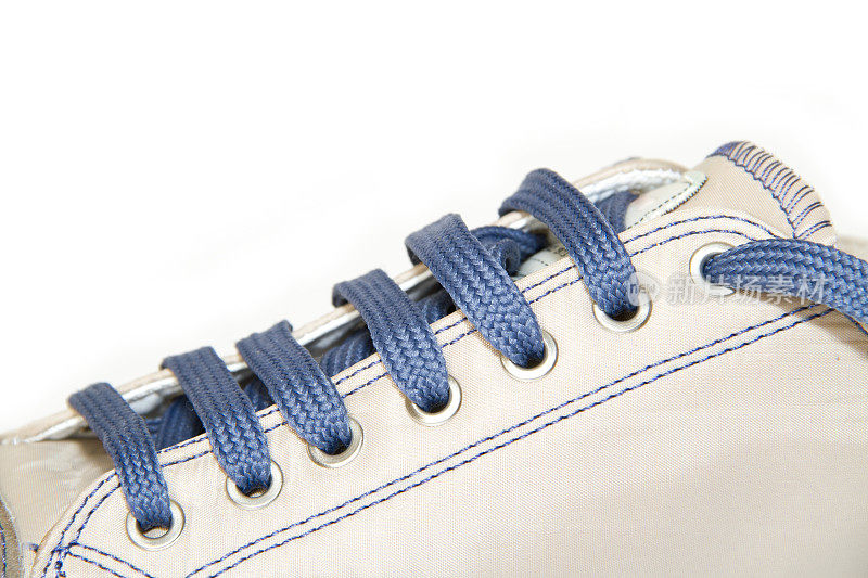 鞋子和蓝色鞋带的特写孤立在白色上
