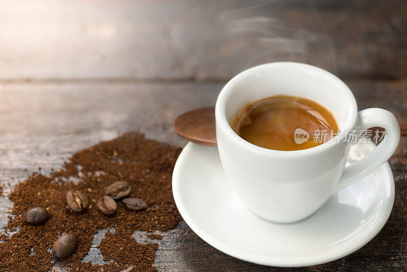 浓缩咖啡加咖啡豆和咖啡渣