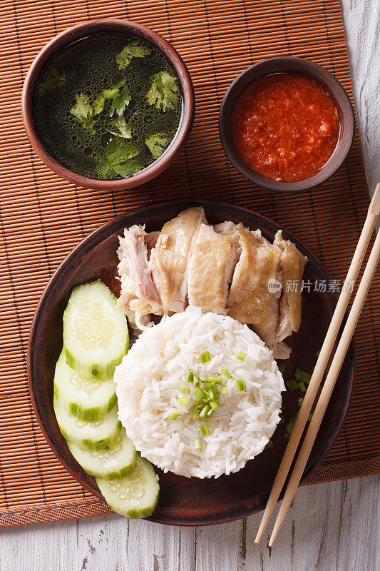 海南鸡饭在盘子上的特写。垂直的俯视图