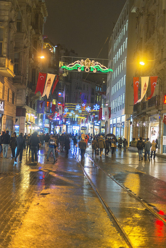 土耳其伊斯坦布尔的圣诞彩灯、国旗和人群