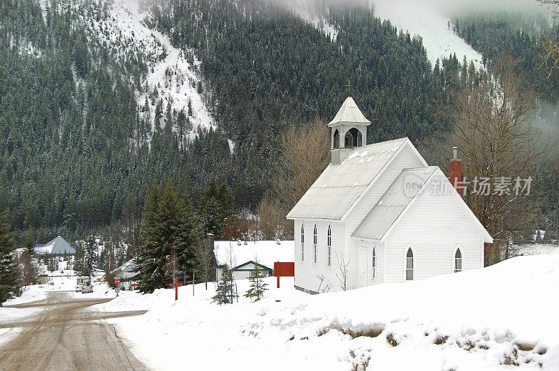 菲尔德的白色教堂，Yoho国家公园，加拿大不列颠哥伦比亚省。