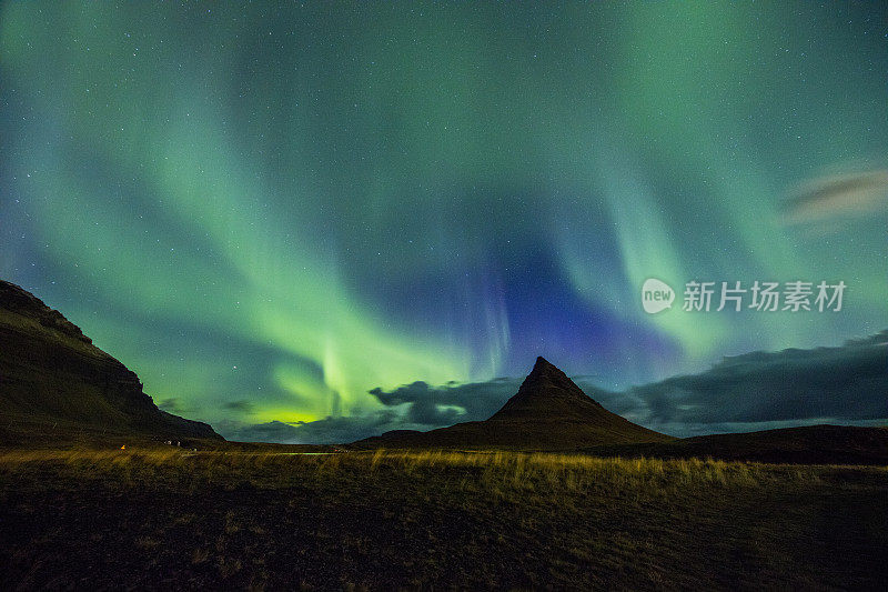 风景优美的北极光越过山脉