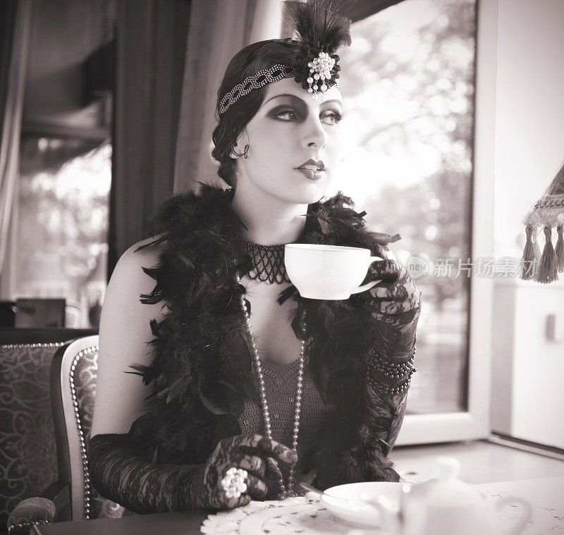 20世纪20年代至30年代的复古女性与一杯茶坐在一起