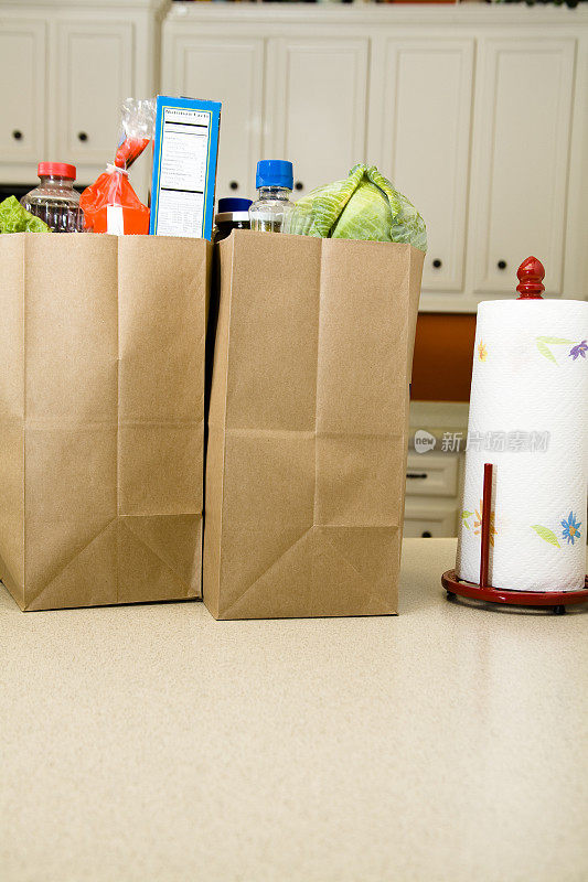 食物:厨房柜台上的袋装食品
