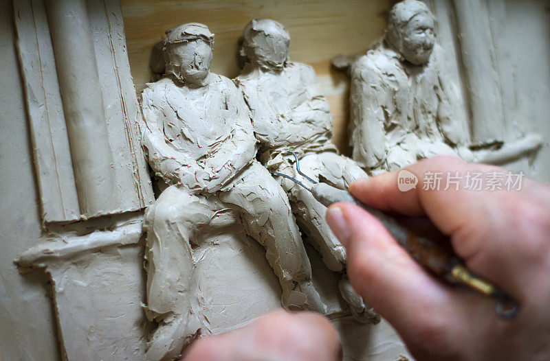 雕刻家的手和工具制作泥塑(特写)