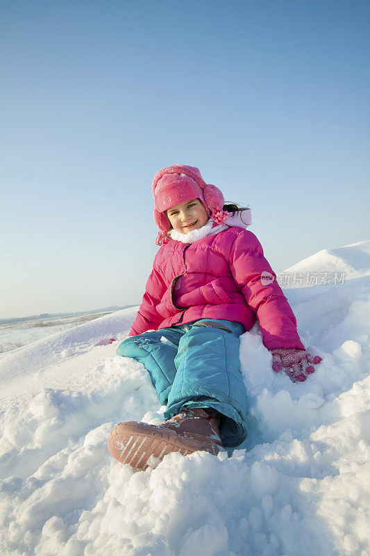 小孩子在雪里玩