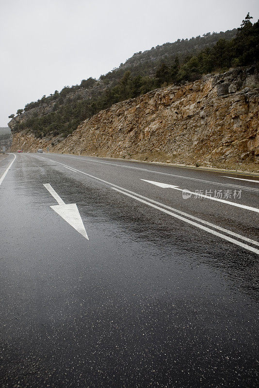 潮湿的路