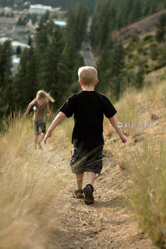 孩子们在小路上奔跑