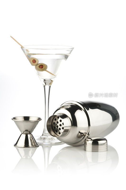 马提尼鸡尾酒，摇酒器和量杯在反射的白色背景